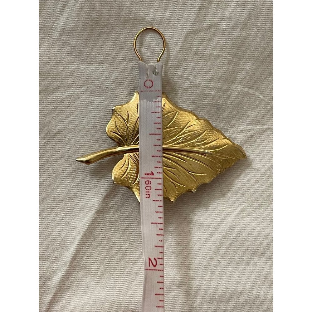 Vintage Gold-tone Lightweight Leaf Brooch - Picture 9 of 12